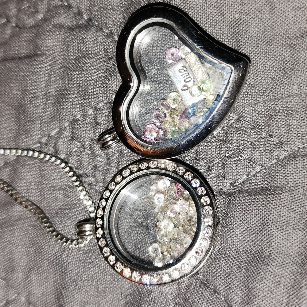 2 Pendants That Open And Hold Small Items In Side - image 1